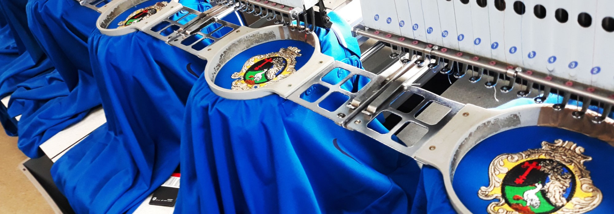 Haft na koszulkach sportowych